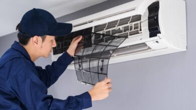 a person repair the ac.